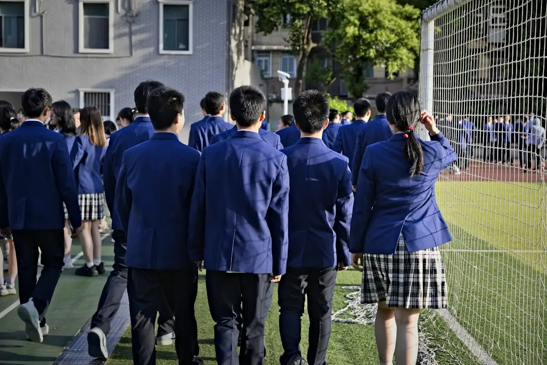 重庆校服定制选购指南:不同年级学生装的版型设计要点正文配图 2