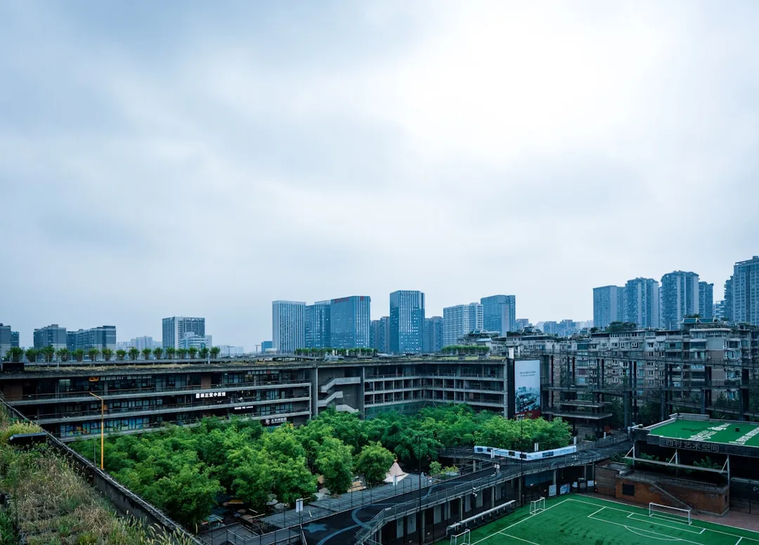 校服定制面料选购指南:棉涤与功能性面料的性能对比正文配图 1